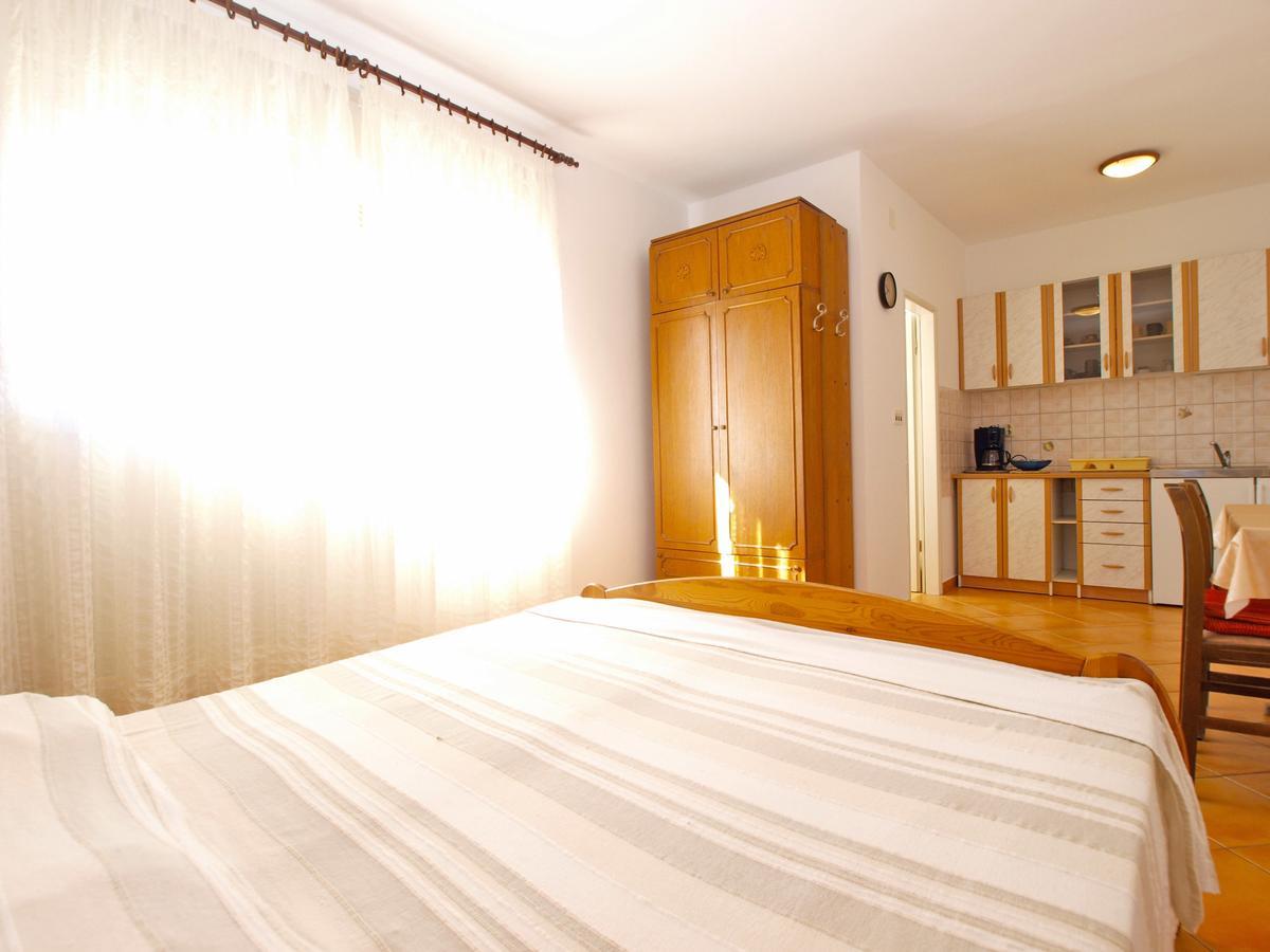 Apartments Mirela 1554 Pola Esterno foto