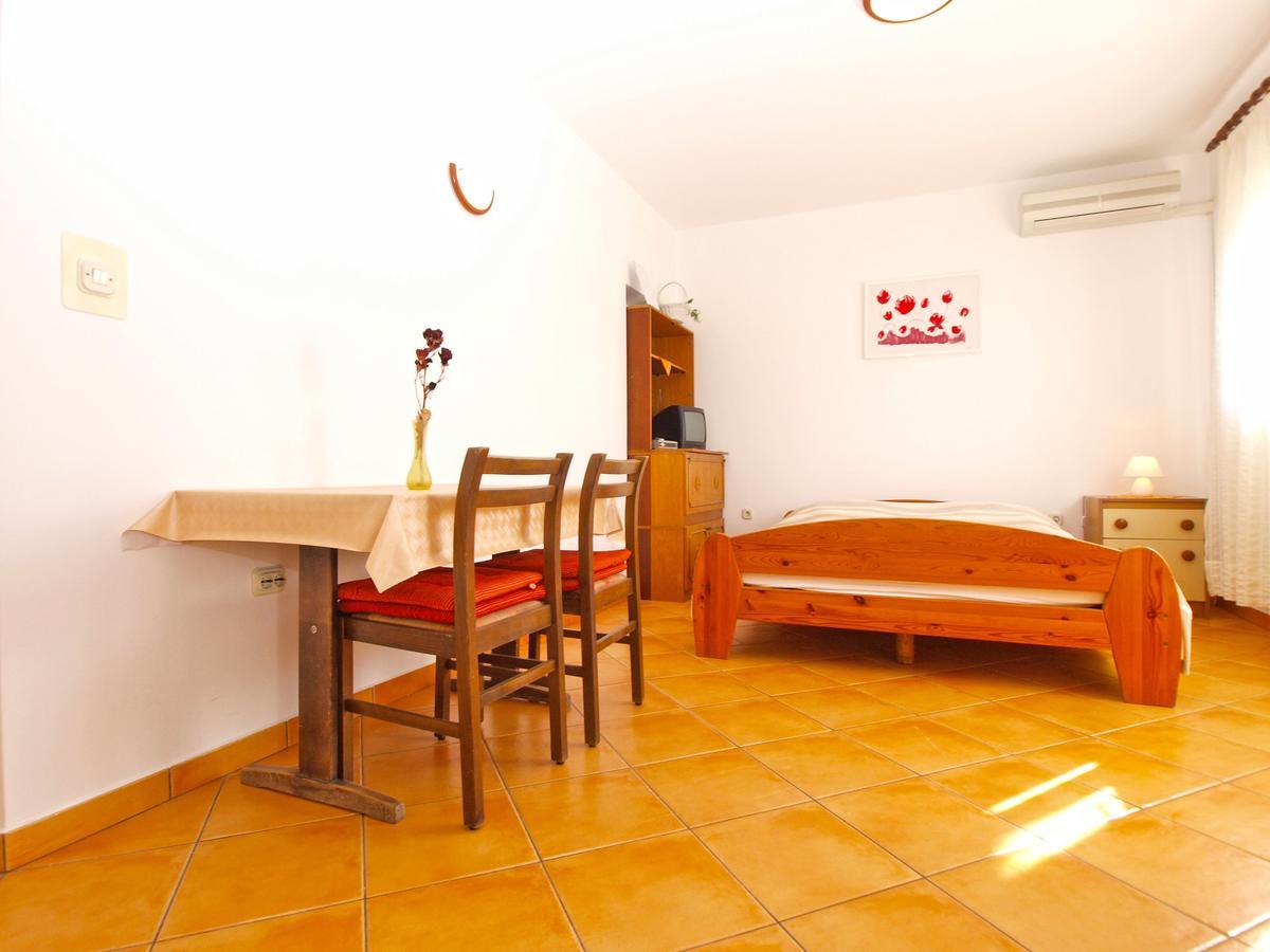 Apartments Mirela 1554 Pola Esterno foto